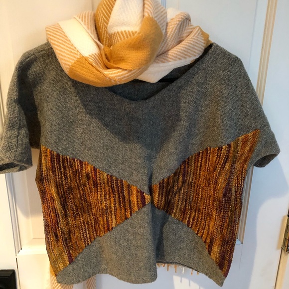 NWOT handwoven gray with gold/burnished gold-boysenberry hues wool v-neck top! - Picture 3 of 9